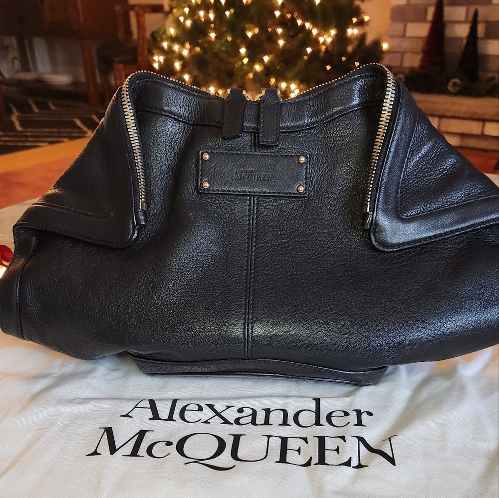 Alexander McQueen Manta Clutch black leather